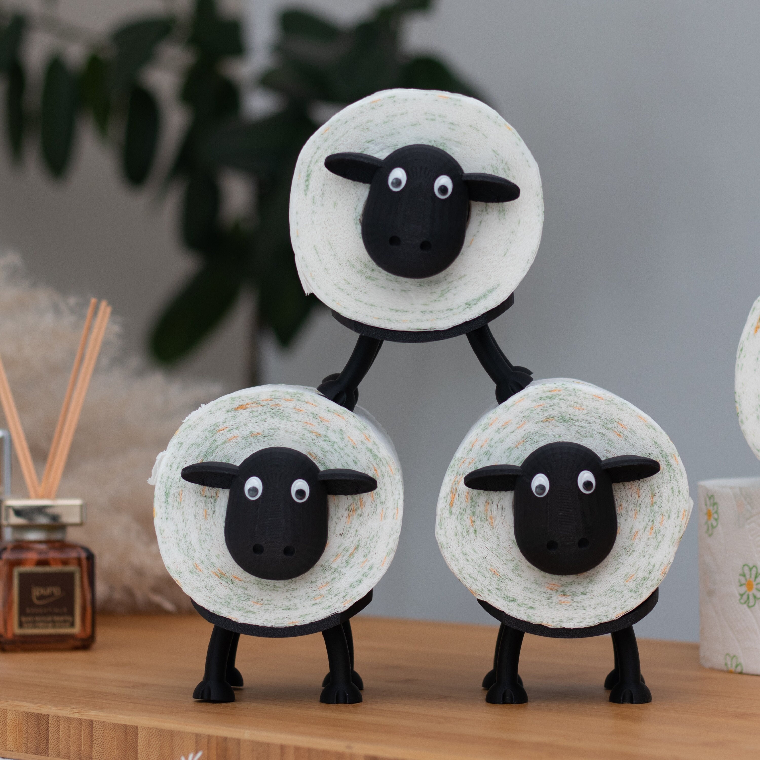Shaun the toilet sheep - Toilet roll holder sheep without open mouth - NEW DESIGN - suitable for all toilet roll diameters