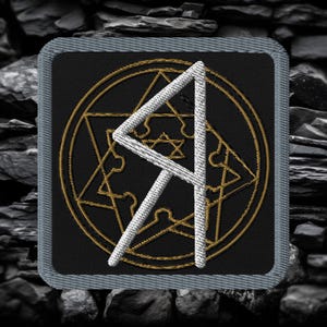 Peut inclure: Écusson brodé avec un symbole runique blanc sur un motif géométrique doré sur fond noir. L'écusson est de forme carrée avec une bordure grise. Le motif est posé sur un fond de pierres sombres.