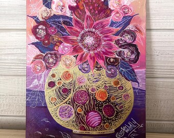 Puede incluir: Pintura acrílica de un arreglo floral en un jarrón dorado. Las flores son de varios tonos de rosa, morado y burdeos. El jarrón está decorado con remolinos y círculos dorados. El fondo es un degradado de rosa y morado.