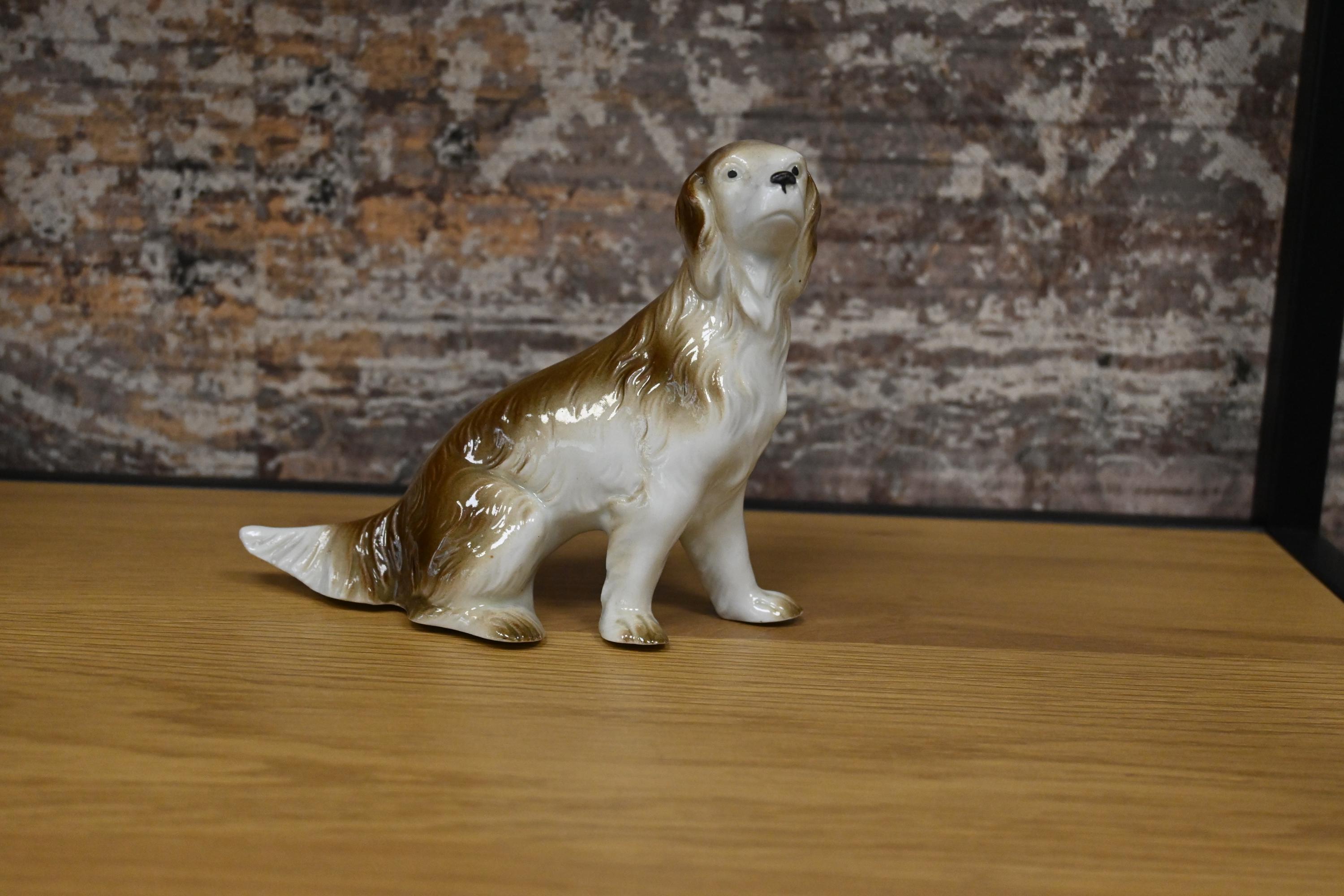 ヴィンテージ磁器製犬の置物：コレクター向け陶器の展示品