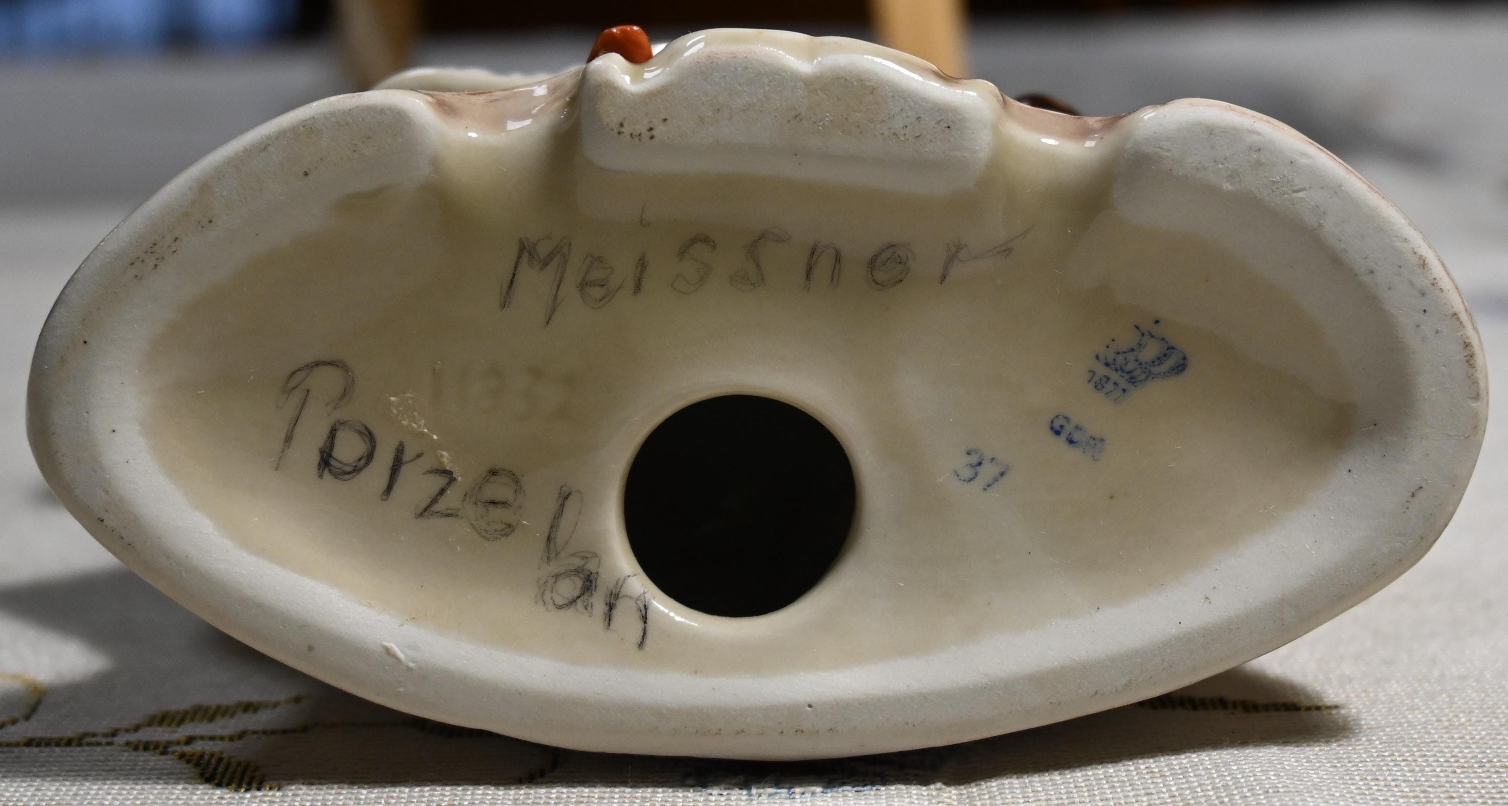 ヴィンテージのドイツ製磁器の置物：東ドイツのカップルの彫刻、グレー