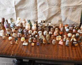 Una bellissima collezione di 75 gufi in miniatura.