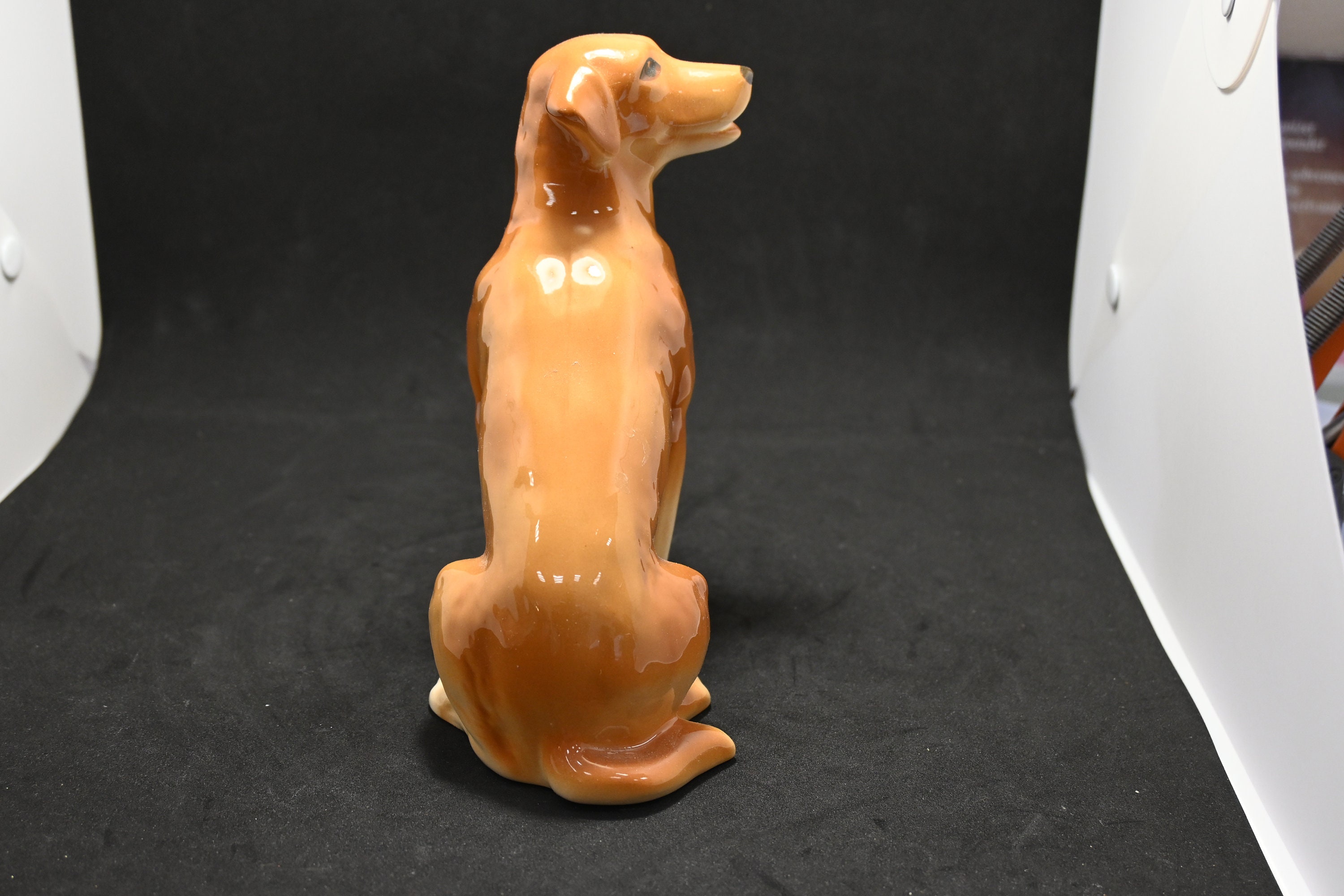 ヴィンテージのイエローラブラドールの置物：コレクター向け犬の像