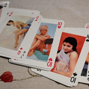Vintage Spielkarten der Königin, antikes Deck mit Damen, historisches Spielkartendesign, historische Premium-Spielteile, Retro-Karton