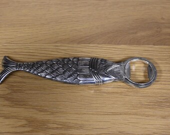 Abrebotellas vintage con forma de atún: decoración náutica bañada en plata.