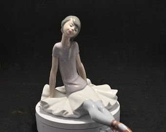 リヤドロ LLADRO 5888 うさぎ　蝶々 ”That Tickles” Lladro Rabbit With Butterfly “that Tickles” 5888 Porcelain