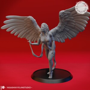 K&ouml;nnte beinhalten: Eine graue 3D-gedruckte Figur eines Engels mit weit ausgebreiteten Fl&uuml;geln. Der Engel steht auf einem runden Sockel und tr&auml;gt ein flie&szlig;endes Gewand.