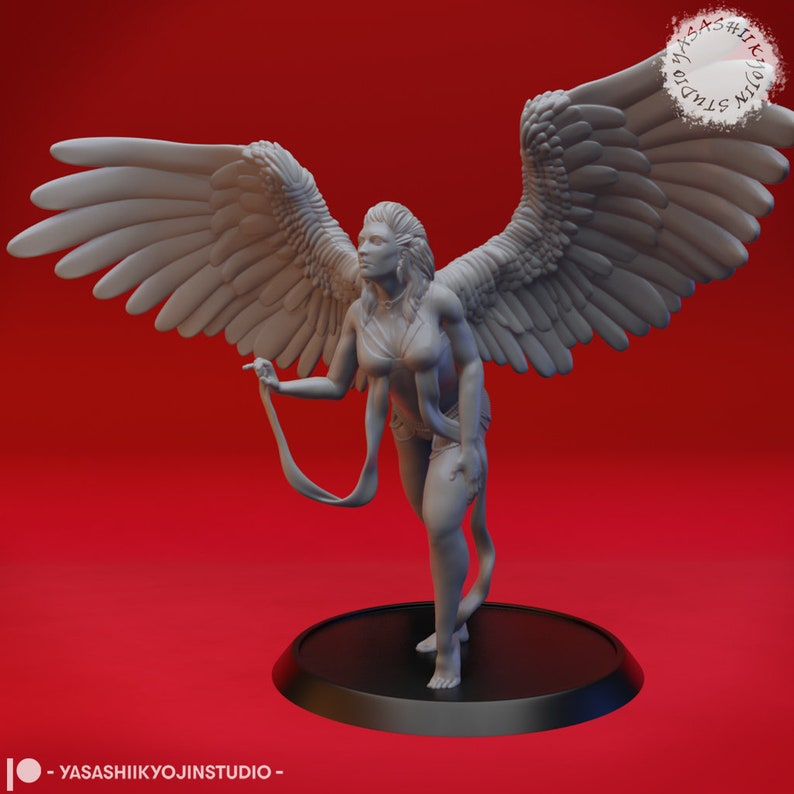 K&ouml;nnte beinhalten: Eine graue 3D-gedruckte Figur eines Engels mit weit ausgebreiteten Fl&uuml;geln. Der Engel steht auf einem runden Sockel und tr&auml;gt ein flie&szlig;endes Gewand.