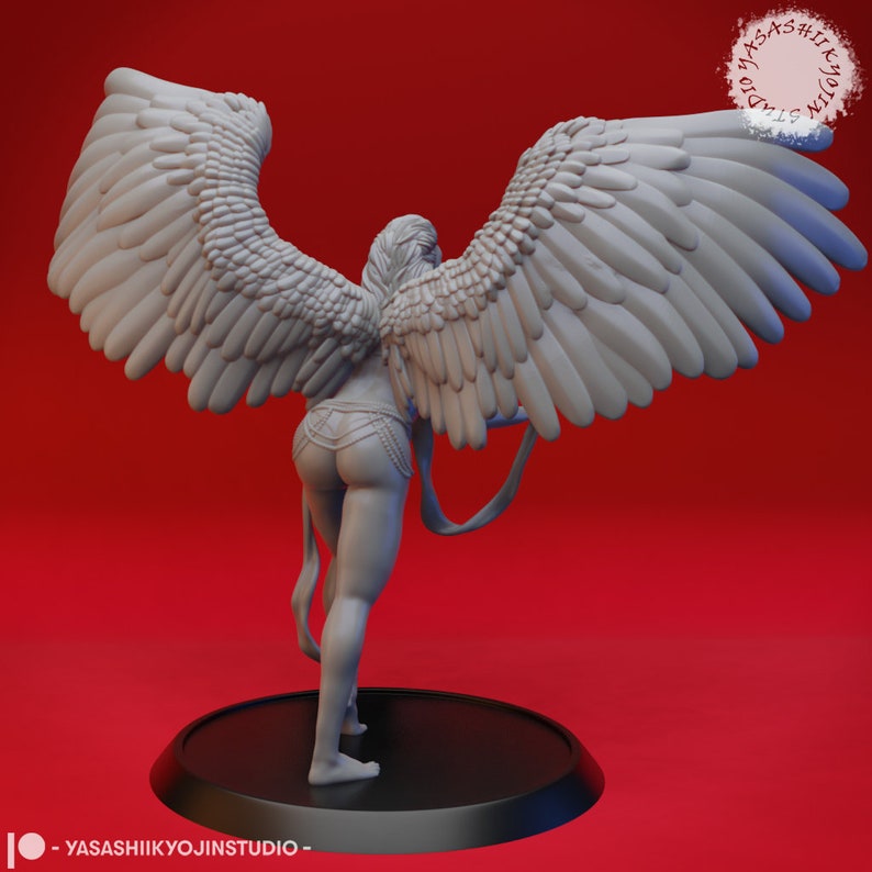 K&ouml;nnte beinhalten: Eine graue 3D-gedruckte Figur eines Engels mit weit ausgebreiteten Fl&uuml;geln. Der Engel tr&auml;gt ein flie&szlig;endes Gewand und hat einen langen, flie&szlig;enden Schwanz. Die Figur steht auf einem schwarzen Sockel.