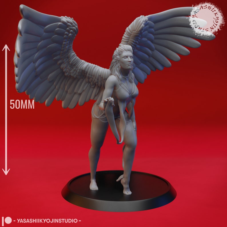 K&ouml;nnte beinhalten: Eine graue, 3D-gedruckte Miniatur einer gefl&uuml;gelten weiblichen Figur mit ausgebreiteten Fl&uuml;geln. Die Figur steht auf einem runden Sockel und ist etwa 50 mm hoch.