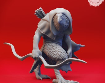 Puede incluir: Una miniatura impresa en 3D de color gris de una criatura parecida a un pájaro con una capa con capucha, sosteniendo un arco curvo y una flecha. La criatura tiene un pico y plumas.