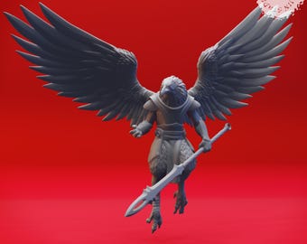 Puede incluir: Una miniatura gris de un grifo impresa en 3D con las alas extendidas, sosteniendo una lanza en sus garras. El grifo está en posición de vuelo, con una expresión feroz en su rostro. La miniatura está sobre un fondo rojo.
