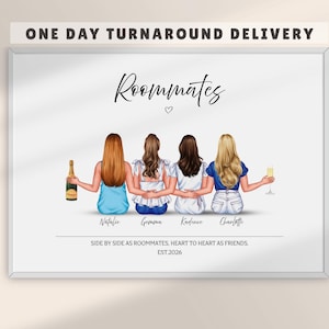 Può includere: Una stampa incorniciata con un'illustrazione di quattro amiche sedute fianco a fianco con le braccia attorno. Il testo recita Roommates, Natalie, Gemma, Kadence, Charlotte e Side by side as roommates, heart to heart as friends. Est. 2026.