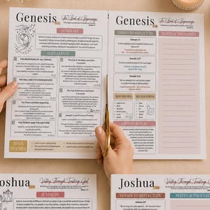Könnte beinhalten: Zwei offene Bibelstudienführer mit den Titeln "Genesis" und "Josua" werden angezeigt. Die Führer haben einen cremefarbenen Hintergrund mit Text und Illustrationen in Schwarz, Rosa und Blau. Eine brennende Kerze und ein Stift sind ebenfalls sichtbar.