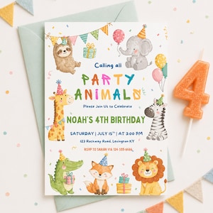 Może przedstawiać: Kolorowe zaproszenie urodzinowe z tekstem "Calling all PARTY ANIMALS" i "NOAH'S 4TH BIRTHDAY". Zaproszenie zawiera ilustracje leniwca, słonia, żyrafy, zebry, krokodyla, lisa i lwa. Obecna jest również pomarańczowa świeczka z numerem 4.