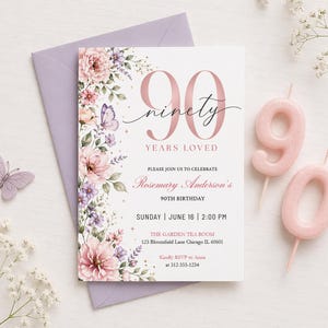 Op de afbeelding: Een uitnodiging voor een 90e verjaardag met bloemen- en vlindermotieven. De tekst "ninety years loved" is prominent aanwezig. Twee roze kaarsen in de vorm van een 9 en een lavendelkleurige envelop zijn zichtbaar.
