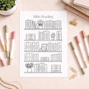 Op de afbeelding: Een zwart-wit Bijbelleesdiagram met een boekenplankontwerp. De kaart bevat de tekst "Bible Reading" en geeft verschillende boeken van de Bijbel weer. Decoratieve elementen zijn potplanten en de woorden "just pray".