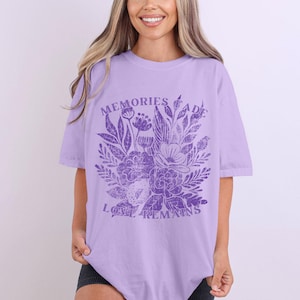 I ricordi svaniscono, l&#39;amore rimane, maglietta per la sensibilizzazione sull&#39;Alzheimer, maglietta viola in linoleografia, regalo con nastro viola per il supporto all&#39;Alzheimer, maglietta per la demenza