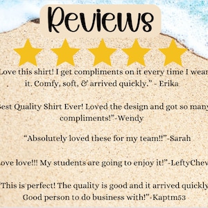 K&ouml;nnte beinhalten: Bild mit dem Wort "Reviews" in Schreibschrift, mit f&uuml;nf goldenen Sternen darunter. Der Hintergrund ist ein Sandstrand mit Meereswellen. Kundenbewertungen werden angezeigt, in denen die Qualit&auml;t und das Design eines T-Shirts gelobt werden.