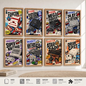 Op de afbeelding: Acht ingelijste retro videogame console kunstprints. Elke print toont een console zoals Famicom, Saturn, Mega Drive, PlayStation, Super Nintendo, Nintendo 64, Atari 2600 en Dreamcast. De prints hebben een vintage stripboekstijl met felle kleuren en tekst.