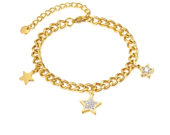 Puede incluir: Un brazalete de cadena dorada con tres dijes de estrella. Dos de las estrellas son de oro liso y una tiene un centro de cristal transparente.