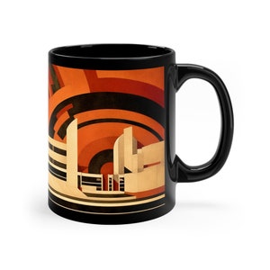 Könnte beinhalten: Schwarze Keramiktasse mit einem geometrischen Design, das ein stilisiertes Gebäude in Orange, Braun und Weiß vor einem schwarzen Hintergrund zeigt.