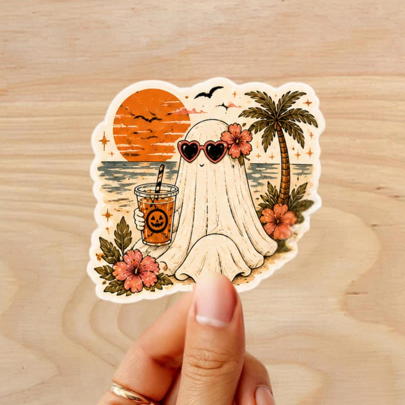 Puede incluir: Una pegatina con un fantasma de dibujos animados en una playa. El fantasma lleva gafas de sol en forma de coraz&oacute;n y una corona de flores, sosteniendo una bebida con una cara de calabaza. Una palmera, una puesta de sol y flores de hibisco completan la escena tropical.