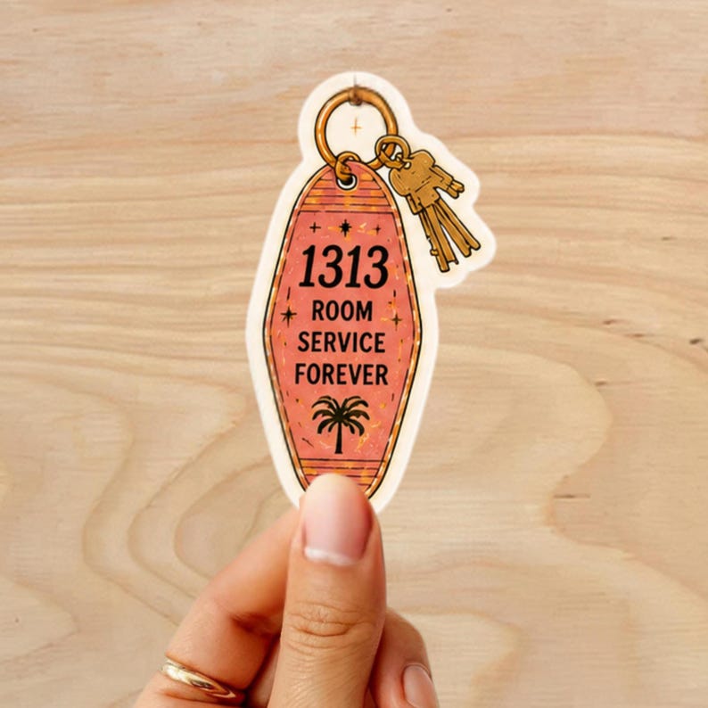 Puede incluir: Una pegatina de estilo vintage con forma de llavero de hotel. La etiqueta es de color melocot&oacute;n con el n&uacute;mero "1313", las palabras "ROOM SERVICE FOREVER" y un gr&aacute;fico de palmera. Un juego de llaves cuelga de un anillo dorado.