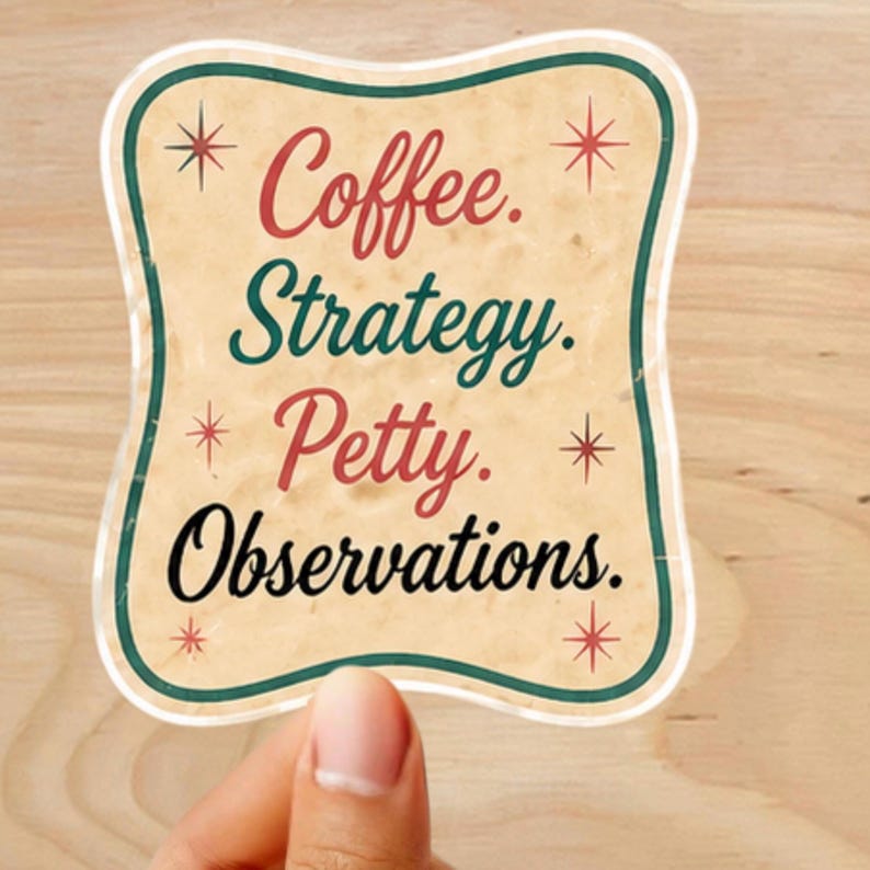 Może przedstawiać: Naklejka w stylu retro z napisem "Coffee. Strategy. Petty. Observations." w kolorze czerwonym, zielonym i czarnym. Naklejka ma kremowe tło z zielono-białą obw&oacute;dką i akcentami w kształcie gwiazd.