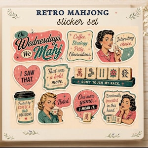 Może przedstawiać: Zestaw naklejek Retro Mahjong z ilustracjami i tekstem w stylu vintage. Naklejki zawierają frazy takie jak "On Wednesdays We Mahj", "Coffee, Strategy, Petty Observations" i "Don't Touch My Rack". Zestaw zawiera r&oacute;wnież obrazy kobiet.