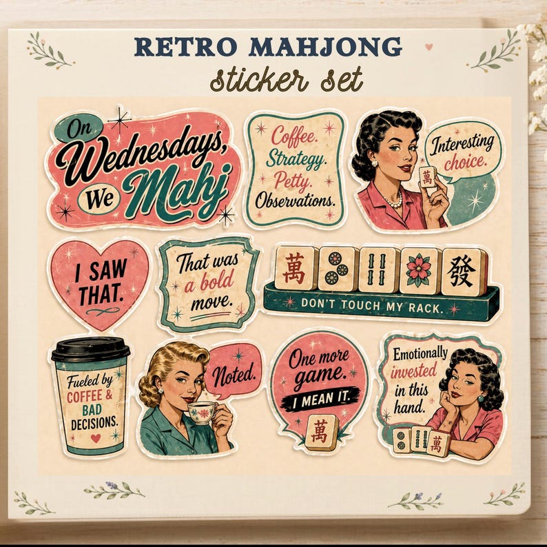 Może przedstawiać: Zestaw naklejek Retro Mahjong z ilustracjami i tekstem w stylu vintage. Naklejki zawierają frazy takie jak "On Wednesdays We Mahj", "Coffee, Strategy, Petty Observations" i "Don't Touch My Rack". Zestaw zawiera r&oacute;wnież obrazy kobiet.