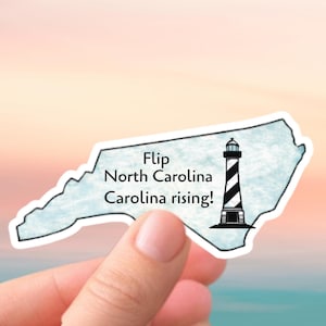 Puede incluir: Un juego de tres tazas de cerámica con un acabado moteado y mate. Las tazas son de color crema, gris claro y gris oscuro. Cada taza tiene un diseño simple y minimalista y un asa redondeada.