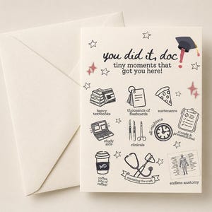 Peut inclure: Carte de vœux crème avec l'inscription "you did it, doc" et des illustrations de la vie étudiante en médecine, comme des manuels scolaires, des fiches et un stéthoscope. Accompagnée d'une enveloppe assortie.