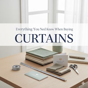 Könnte beinhalten: Ein Holztisch zeigt Stoffmuster, ein Maßband, ein Lineal, eine Schere und ein Notizbuch. Der Text lautet "Everything You Need to Know When Buying CURTAINS" und "PERFECT FIT CURTAINS". Ein Keramikbehälter ist ebenfalls sichtbar.
