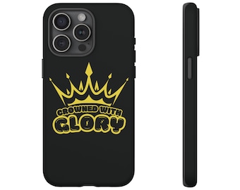 Op de afbeelding: Zwarte telefoonhoes met een gouden kroonontwerp en de tekst "Crowned with Glory" in een bubbellettertype. De hoes heeft een glanzende afwerking en een uitsparing voor drie cameralenzen.