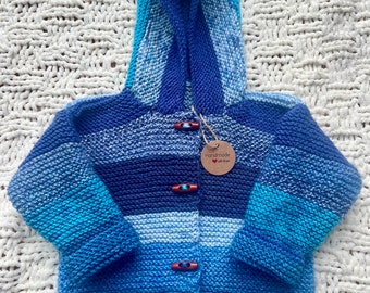 Veste bébé à capuche rayée tricotée à la main (9-12 m)