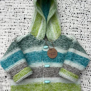 Handgebreide babyjas met capuchon (3-6 m)