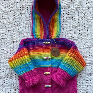 手編みの青いフード付きベビージャケット（6～9ヶ月）