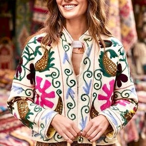 Veste Boho Suzani Réversible - Manteau Court Brodé avec Doublure Blockprint - Pièce Unique et Adaptée à Toutes les Saisons