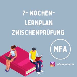 Op de afbeelding: Illustratie van twee mensen die op een groot roze boek zitten, lezen en een laptop gebruiken. De tekst erboven luidt "7-Woche-Lernplan Zwischenprüfung" en "MFA" staat in een cirkel eronder. De tekst "mfa.macherei" staat onder de cirkel.