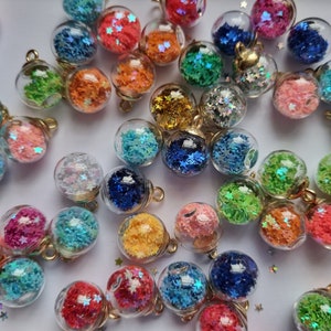 10 dijes de bolas de cristal, bola de cristal redonda con confeti de estrellas brillantes, colgantes de dijes de bolas de cristal, mini adornos navideños de colores mezclados