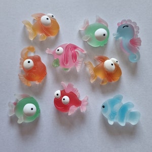 9 abbellimenti a forma di pesce con retro piatto, pesce colorato in resina 3D, cavalluccio marino, album di ritagli, artigianato, decorazione, mini ciondolo in resina a forma di vita marina