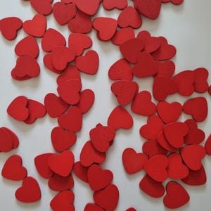 50 corazones de madera rojos, corazones de madera rojos, adornos, mini adornos para manualidades, corazones de madera con parte trasera plana, fabricación de tarjetas, álbumes de recortes, manualidades