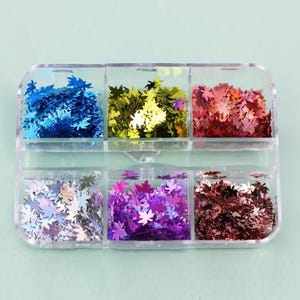Mini hojas de arce, hojas de otoño, hojas con forma holográfica, arte de uñas, resina, artesanía, fabricación de tarjetas, purpurina en forma de hoja, caja de 6 rejillas