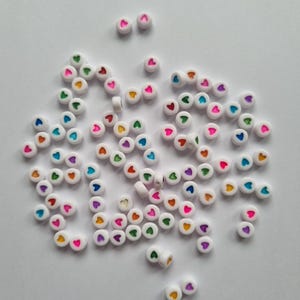 100 acryl platte ronde hartkralen 7 mm, wit met regenbooghartkralen, regenboog hart afstandskralen, liefdeshartkralen