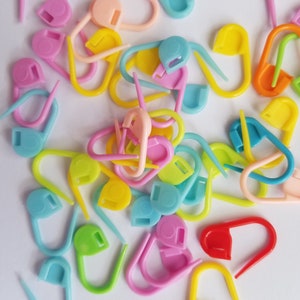 Plastic stitch markers,knitting stitch markers,crochet stitch markers,stitch holders,knitting craft,pack of 10 stitch markers