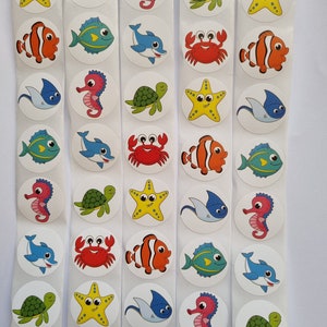 小さな海の生物のステッカー、カラフルな水中ステッカー、スクラップブッククラフトの子供のご褒美のステッカー、カニ、魚、ヒトデ、カメ、タツノオトシゴのステッカー 25 mm