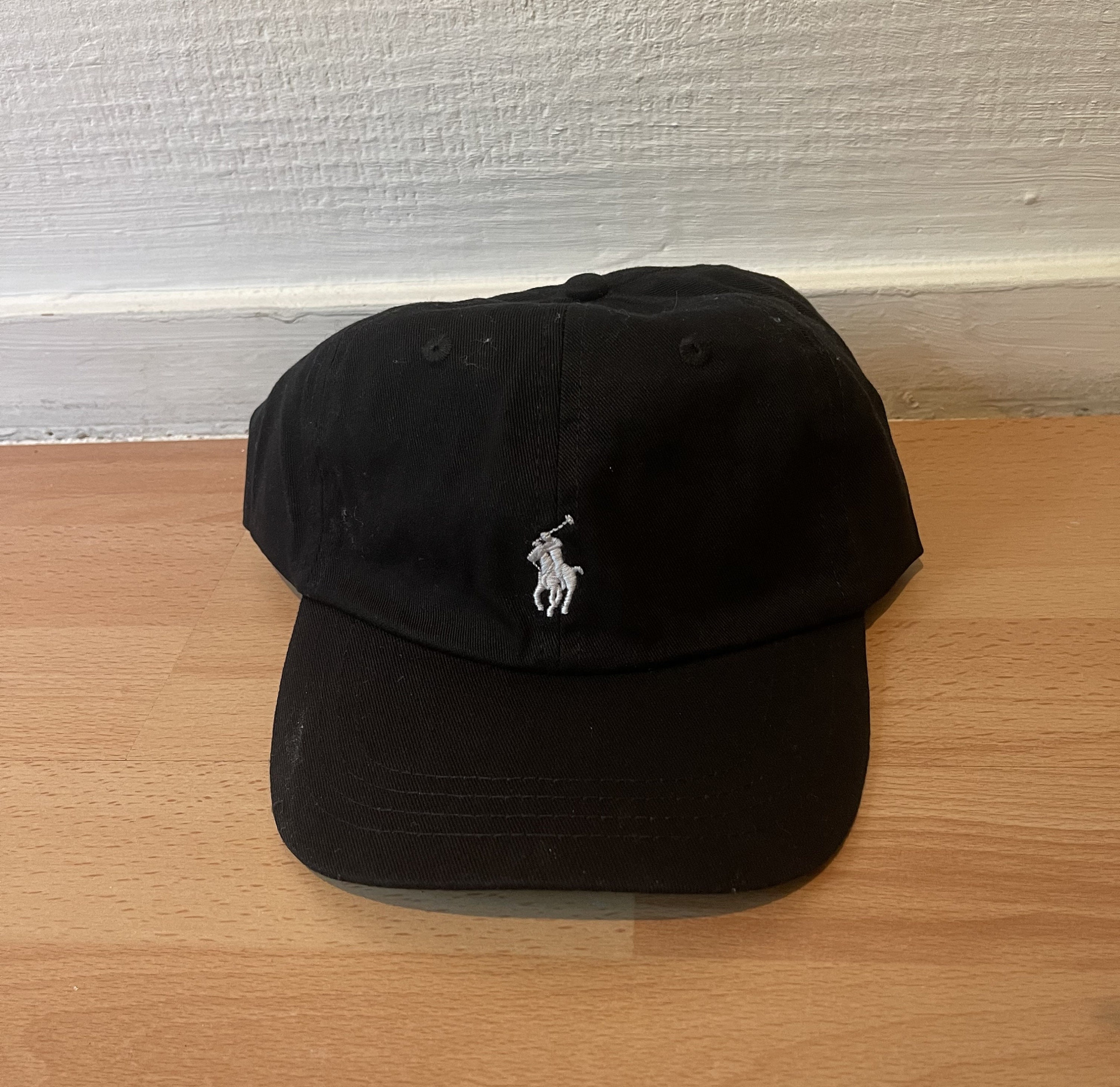 Black polo hat white horse on sale