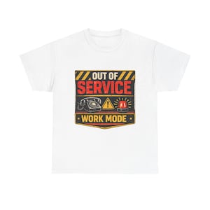 Könnte beinhalten: Weißes T-Shirt mit einem verblichenen Aufdruck, der "OUT OF SERVICE" in Rot und Gelb zeigt. Das Design umfasst ein Vintage-Telefon, ein Warnschild und ein rotes Notlicht, mit den Worten "WORK MODE" darunter.