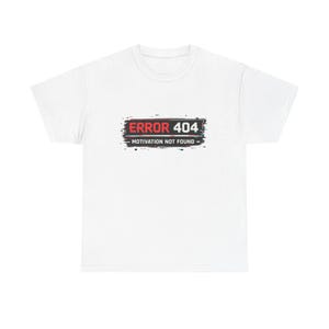 Könnte beinhalten: Weißes T-Shirt mit einem Grafikdesign, das "ERROR 404" in Rot und Weiß zeigt, darunter der Text "MOTIVATION NOT FOUND". Das Design hat einen Glitch-Effekt. Ein lässiges Kleidungsstück.